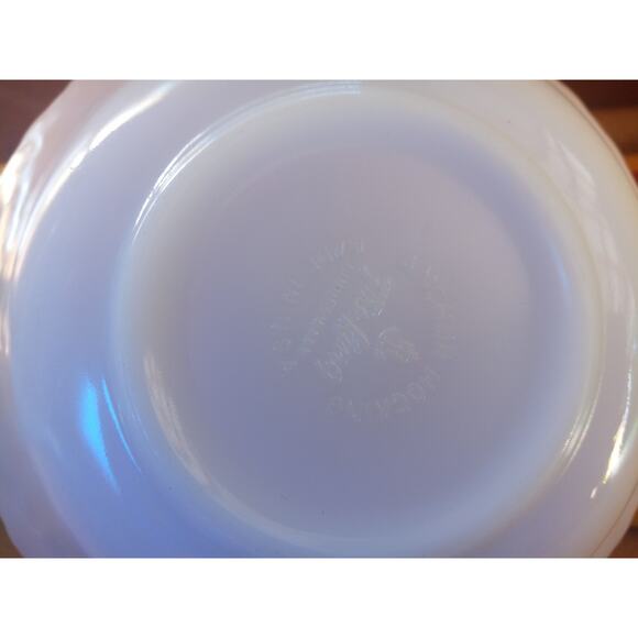 Collectable Anchor Hocking FIRE KING  8.5" Bowls. 2, Mint green and milk glass. - Picture 7 of 7